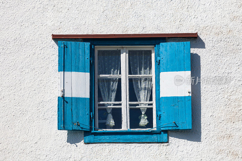 有蓝/白百叶窗的窗户